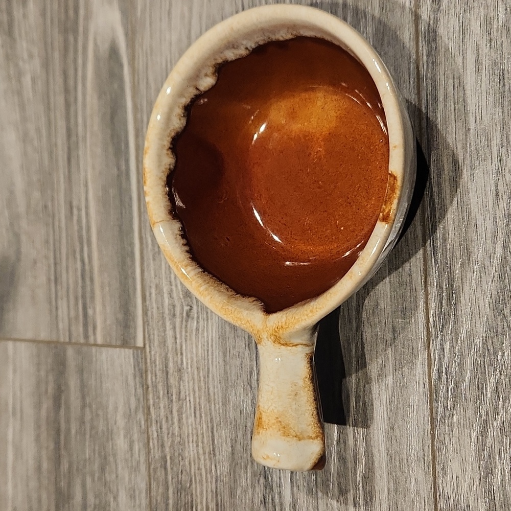 EUC Vtg. Maple Leaf USA Stoneware Soup/bean Bowl w/handle